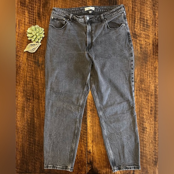 Abercrombie & Fitch | High Rise Mom Jean, Washed Black - Picture 5 of 10